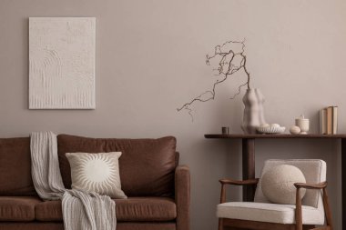 Poster çerçevesi, kahverengi kanepe, yuvarlak kahve masası, Boucle koltuğu, basit konsol ve kişisel aksesuarları olan sıcak ve rahat bir oturma odası içeriği. Ev dekoru. Şablon. 