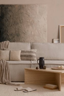 Oturma odasının yaratıcı kompozisyonu poster çerçevesi, mermer sehpa, modüler kanepe, bej kahve masası, ahşap konsol ve kişisel aksesuarlar. Ev dekoru. Şablon.