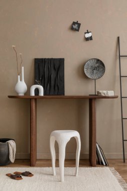 Oturma odasının iç tasarımı poster çerçevesi, ahşap konsola, dallı vazo, beyaz tabure, bej halı, terlik, kahverengi duvar ve kişisel aksesuarlar. Ev dekoru. Şablon.