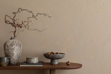 Oturma odasının içinde kopya alanı, ahşap konsol, dallı şık vazo, mermer kase, yuvarlak tabut, kitaplar ve kişisel aksesuarları olan yaratıcı bir kompozisyon. Ev dekoru. Şablon.