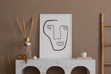 Oturma odasının minimalist kompozisyonu poster çerçevesi, mermer konsol, merdiven, kurumuş çiçekli altın vazo, kahverengi duvar, heykel ve kişisel aksesuarlar. Ev dekoru. Şablon.