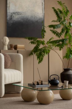 Estetik oturma odasının içi beyaz koltuk, kahverengi büfe, şık kahve masası, terlikler, kitaplar, bej halı ve kişisel aksesuarlarla süslenmiş poster çerçevesi. Ev dekoru. Şablon.