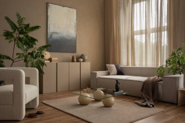 Poster çerçevesi, modüler kanepe, bej perde, şık kahve masası ve kişisel aksesuarlarla süslü, rahat bir oturma odasının yaratıcı kompozisyonu. Ev dekorasyonu Şablonu.