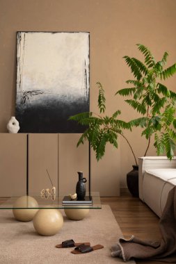 Oturma odasının sıcak ve rahat kompozisyonu poster çerçevesi, kahverengi büfe, beyaz koltuk, şık cam sehpa, siyah tabure ve kişisel aksesuarlarla. Ev dekoru. Şablon.