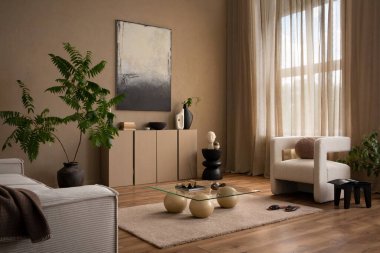 Estetik oturma odasının içi beyaz koltuk, kahverengi büfe, şık kahve masası, terlikler, kitaplar, bej halı ve kişisel aksesuarlarla süslenmiş poster çerçevesi. Ev dekoru. Şablon.