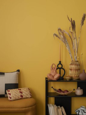 Konforlu oturma odasının iç tasarımı sarı bank, siyah consola, desenli yastıklar, ahşap bölme duvarı, kurumuş çiçekler ve kişisel aksesuarlarla dolu vazo. Ev dekoru. Şablon.