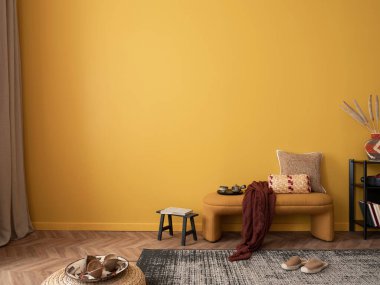 Güneşli oturma odası kompozisyonu fotokopi alanı, sarı bank, burgund ekose, desenli halı, puf, etnik yastıklar, siyah askılar ve kişisel aksesuarlar. Ev dekoru. Şablon. 