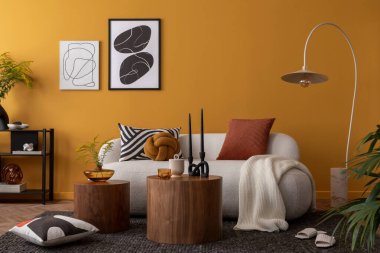 Oturma odasının yaratıcı kompozisyonu poster çerçevesi, çiçek koltuğu, mermer lamba, ahşap sehpa, desenli yastıklar, siyah askılar ve kişisel aksesuarlar. Ev dekoru. Şablon.