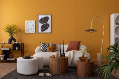 Ilık ve rahat bir oturma odası. Poster çerçevesi, sarı duvar, Boucle kanepesi, ahşap sehpa, mermer lamba, desenli yastıklar ve kişisel aksesuarlar. Ev dekoru. Şablon.