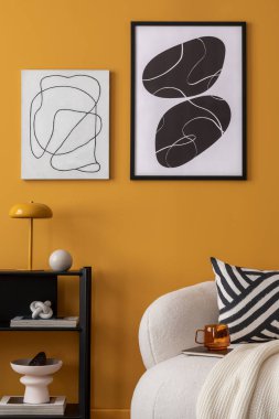 Sıcak ve rahat bir oturma odası. Poster çerçevesi, desenli kanepe, desenli yastıklar, beyaz ekose, siyah askı, mermer lamba, sarı duvar, kitaplar ve kişisel aksesuarlar. Ev dekoru. Şablon.