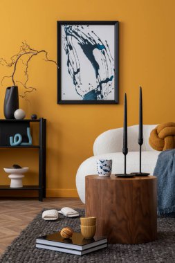 Sıcak ve rahat bir oturma odası. Poster çerçevesi, desenli kanepe, desenli yastıklar, beyaz ekose, siyah askı, mermer lamba, sarı duvar, kitaplar ve kişisel aksesuarlar. Ev dekoru. Şablon.