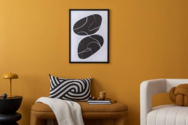 Ilık oturma odasının iç tasarımı poster çerçevesi, şamdanlı mum, duvar, bej ekose yastık, sarı duvar ve kişisel aksesuarlar. Ev dekoru. Şablon.
