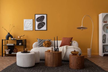 Ilık ve rahat bir oturma odası. Poster çerçevesi, sarı duvar, Boucle kanepesi, ahşap sehpa, mermer lamba, desenli yastıklar ve kişisel aksesuarlar. Ev dekoru. Şablon.