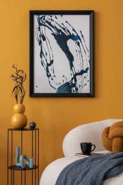 Poster çerçevesi, ahşap sehpa, kurumuş çiçekli cam vazo, merdiven, sarı duvar ve kişisel aksesuarları olan rahat oturma odasının iç tasarımı. Ev dekoru. Şablon.