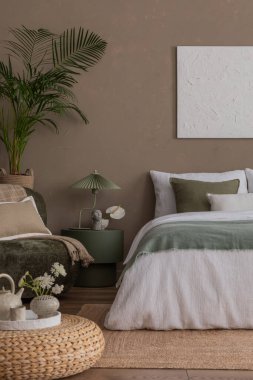 Yatak odasının iç dekorasyonu, sahte poster çerçevesi, örülmüş puf, bitkiler, gri koltuk, şık lamba, yuvarlak kahve masası, örülmüş halı ve kişisel aksesuarlar. Ev dekoru. Şablon.