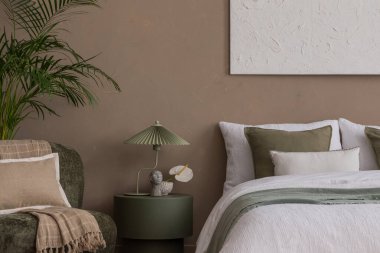 Yatak odasının iç dekorasyonu, sahte poster çerçevesi, örülmüş puf, bitkiler, gri koltuk, şık lamba, yuvarlak kahve masası, örülmüş halı ve kişisel aksesuarlar. Ev dekoru. Şablon.