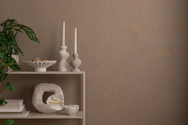 Estetik oturma odasının minimalist kompozisyonu fotokopi alanı, bej consola, şık vazo, çiçekler, yeşil lamba, kahverengi duvar ve kişisel aksesuarlar. Ev dekoru. Şablon.