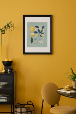 Sıcak yemek odasının iç dekorasyonu poster çerçevesi, yuvarlak masa, sarı sandalye, kurutulmuş çiçekler, lamba ve kişisel aksesuarlarla süslenmiş cam vazo. Ev dekoru. Şablon.