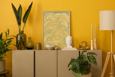 Sarı oturma odasının iç tasarımı poster çerçevesi, bej büfe, şık lamba, yapraklı vazo, bitkiler, kase, mum ve kişisel aksesuarlar. Ev dekoru. Şablon.