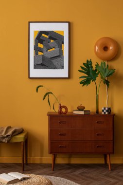 Güneşli oturma odasının iç tasarımı poster çerçevesi, şık kilim halı, ahşap büfe, sarı duvar, örülmüş puf, yapraklı vazo ve kişisel aksesuarlar. Ev dekoru. Şablon