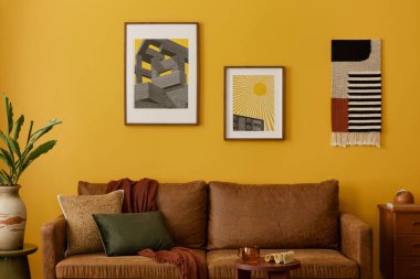 Poster çerçevesi, cilime, kahverengi kanepe, ahşap büfe, sehpa, sehpa, terlik, palet, yeşil halı ve kişisel sezaryenlerle birlikte sıcak ve rahat bir oturma odası kompozisyonu. Ev piskoposu. Şablon. 