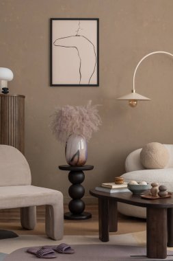 Konforlu oturma odasının estetik kompozisyonu poster çerçevesi, gri koltuk, ahşap büfe, yuvarlak masa, lamba, şık halı ve kişisel aksesuarlar. Ev dekoru. Şablon.