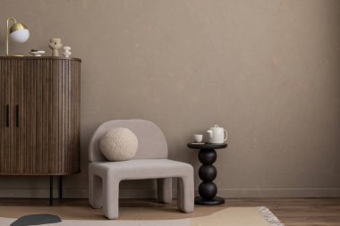 Afiş çerçevesi, fotokopi alanı, gri koltuk, kurumuş çiçekli vazo, yuvarlak yastık ve kişisel aksesuarlarla donatılmış estetik oturma odasının minimalist kompozisyonu. Ev dekoru. Şablon.