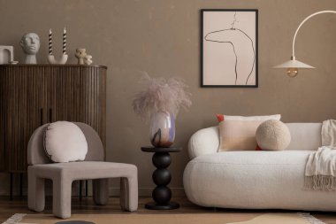 Afiş çerçevesi, fotokopi alanı, gri koltuk, kurumuş çiçekli vazo, yuvarlak yastık ve kişisel aksesuarlarla donatılmış estetik oturma odasının minimalist kompozisyonu. Ev dekoru. Şablon.
