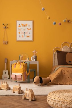 Çocuk odasının iç kısmının güneşli kompozisyonu poster çerçevesi, gri masa, yeşil sandalye, pelüş oyuncaklar, gitar, duvarda çelenk, halı, ahşap blok ve kişisel aksesuarlar. Ev dekoru. Şablon.