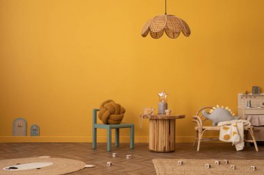 Fotokopi odası, sarı duvar, ahşap sehpa, ayı halısı, peluş oyuncaklar, çocuk mutfağı ve kişisel aksesuarları olan yaratıcı bir kompozisyon. Ev dekoru. Şablon.