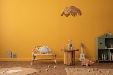 Sarı duvar, gitar, rattan yatak, oyuncaklar, pelüş maymun, gitar, rattan lamba, oyuncaklar, renkli çelenkler ve kişisel aksesuarlarla çocuk odasının estetik yapısı. Ev dekoru. Şablon. 