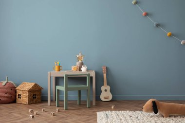 İçi mavi oturma odasıyla dolu. Fotokopi odası, gri masa, yeşil sandalye, peluş köpek, örgülü halı, duvarda renkli bir çelenk, ahşap duvar ve kişisel aksesuarlar. Ev dekoru. Şablon.