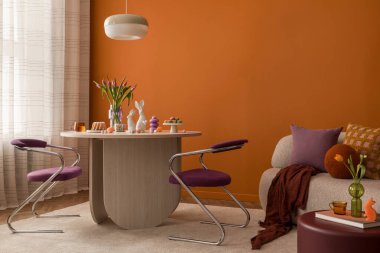 Ahşap bir masa, lale düzenlemesi ve modern ve klasik dekor unsurlarının karışımı ile estetik Paskalya yemeği sahnesi..