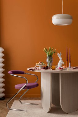 Modern ve geleneksel unsurların karışımı ile zarif Paskalya düzenlemeleri, laleler, dekoratif yumurtalar ve şenlikli tatlılar.