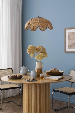 Yuvarlak masa, kitaplar, çiçekli vazo, kase, ekmek, şık sandalye ve kişisel aksesuarlarla yemek odasının yaratıcı kompozisyonu. Ev dekoru. Şablon.