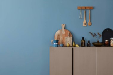 Mutfak iç tasarımında fotokopi alanı, tahta kesme tahtası, cam şişe, çiçekli vazo, kurumuş çiçekler, saat ve kişisel aksesuarlar var. Ev dekoru. Şablon.