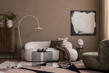 Şık oturma odasının iç tasarımı poster çerçevesi, boucle kanepesi, yeşil koltuk, cam sehpa, kahverengi ekose, mermer lamba ve kişisel aksesuarlar. Ev dekoru. Şablon. 