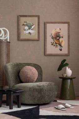 Sıcak ve rahat bir oturma odası. Poster çerçevesi, desenli halı, yeşil koltuk, yuvarlak kahve masası, kahverengi duvar, siyah tabure, terlik ve kişisel aksesuarlar. Ev dekoru. Şablon.