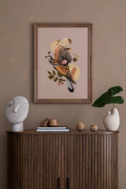 Ilık oturma odasının minimalist kompozisyonu poster çerçevesi, ahşap büfe, şık heykel, kitaplar, tabut, yaprakları ve kişisel aksesuarları olan vazo. Ev dekoru. Şablon.
