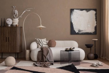 Oturma odasının sıcak ve rahat kompozisyonu poster çerçevesi, sanat, boucle kanepesi, şık kahve masası, desenli halı, mermer lamba ve kişisel aksesuarlarla. Ev dekoru. Şablon.