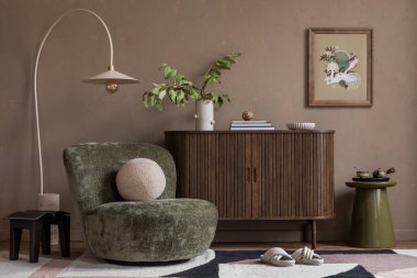 Sıcak oturma odasının iç kısmının estetik yapısı poster çerçevesi, ahşap büfe, mermer lamba, yeşil koltuk, kitaplar, yaprakları ve kişisel aksesuarları olan vazo. Ev dekoru. Şablon.