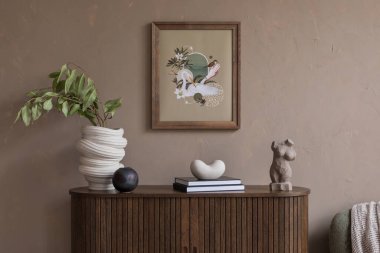 İçinde poster çerçevesi, ahşap büfe, yaprakları, kitapları, heykelleri, kahverengi duvarları ve kişisel aksesuarları olan şık vazo olan yaratıcı bir oturma odası kompozisyonu. Ev dekoru. Şablon.