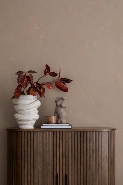 Poster çerçevesi, fotokopi odası, yeşil koltuk, yuvarlak sehpa, ahşap büfe, kahverengi ekose, yastık ve kişisel aksesuarları olan şık oturma odasının iç tasarımı. Ev dekoru. Şablon.