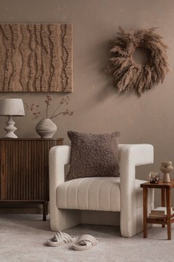 Poster çerçevesi, fotokopi odası, beyaz koltuk, yuvarlak sehpa, ahşap büfe, kahverengi ekose, yastık ve kişisel aksesuarları olan şık oturma odasının iç tasarımı. Ev dekoru. Şablon.