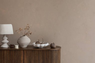 Poster çerçevesi, fotokopi odası, beyaz koltuk, yuvarlak sehpa, ahşap büfe, kahverengi ekose, yastık ve kişisel aksesuarları olan şık oturma odasının iç tasarımı. Ev dekoru. Şablon.