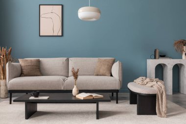 Ilık oturma odasının iç tasarımı poster çerçevesi, masa, sandalye, kanepe, bej büfe, şık lamba, mavi duvar ve kişisel aksesuarlar. Ev dekoru. Şablon.