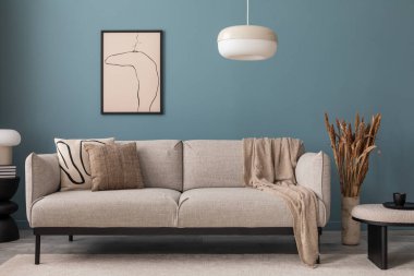 Ilık oturma odasının iç tasarımı poster çerçevesi, masa, sandalye, kanepe, bej büfe, şık lamba, mavi duvar ve kişisel aksesuarlar. Ev dekoru. Şablon.