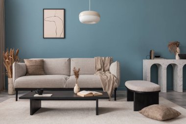 Ilık oturma odasının iç tasarımı poster çerçevesi, masa, sandalye, kanepe, bej büfe, şık lamba, mavi duvar ve kişisel aksesuarlar. Ev dekoru. Şablon.