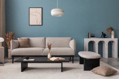 Ilık oturma odasının iç tasarımı poster çerçevesi, masa, sandalye, kanepe, bej büfe, şık lamba, mavi duvar ve kişisel aksesuarlar. Ev dekoru. Şablon.