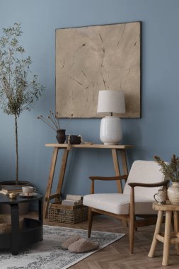 Ilık oturma odasının iç tasarımı poster çerçevesi, masa, sandalye, kanepe, bej büfe, şık lamba, mavi duvar ve kişisel aksesuarlar. Ev dekoru. Şablon.